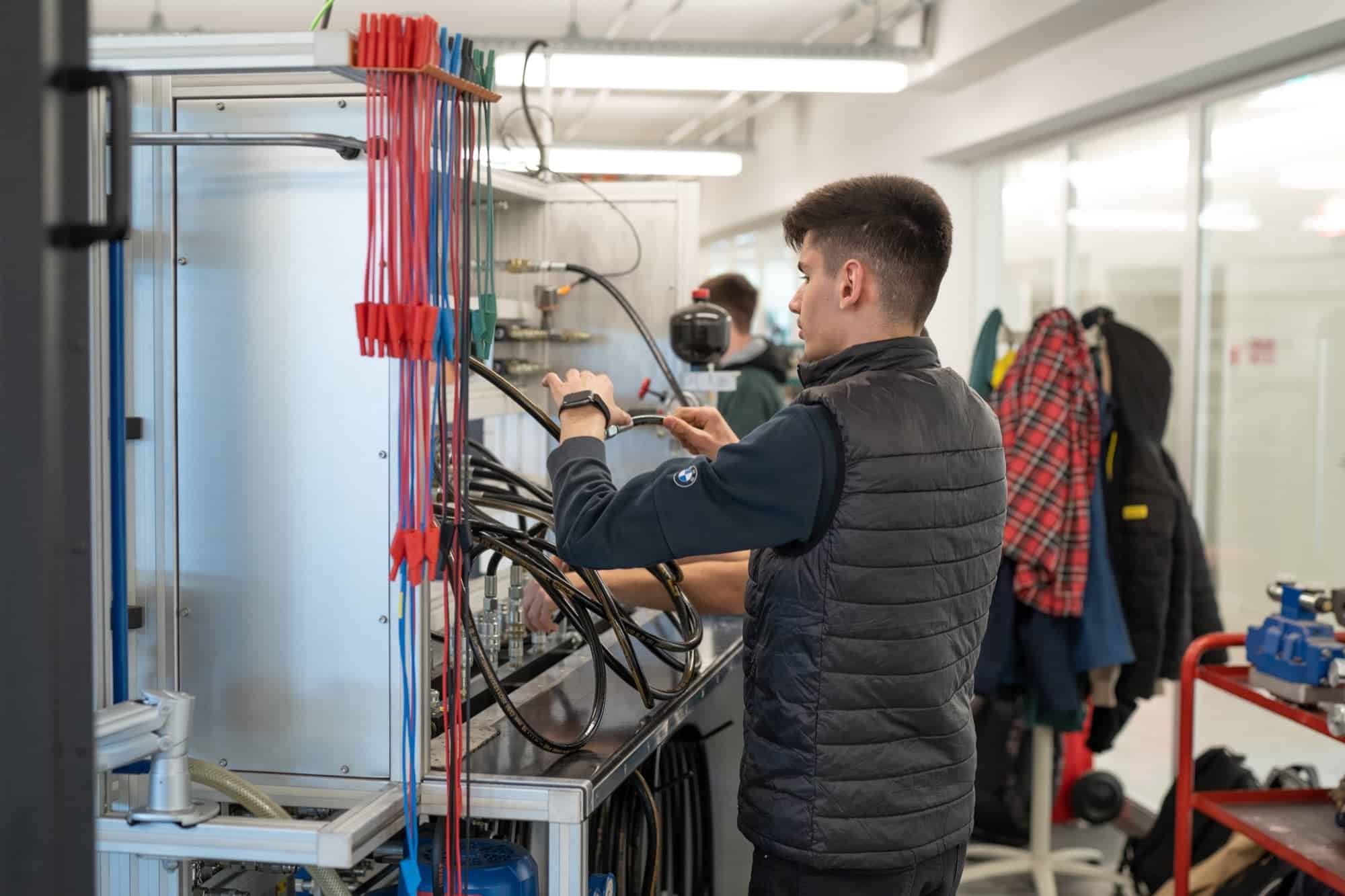 Student bezig met een van de machines voor hydraulica in ons Metal Lab