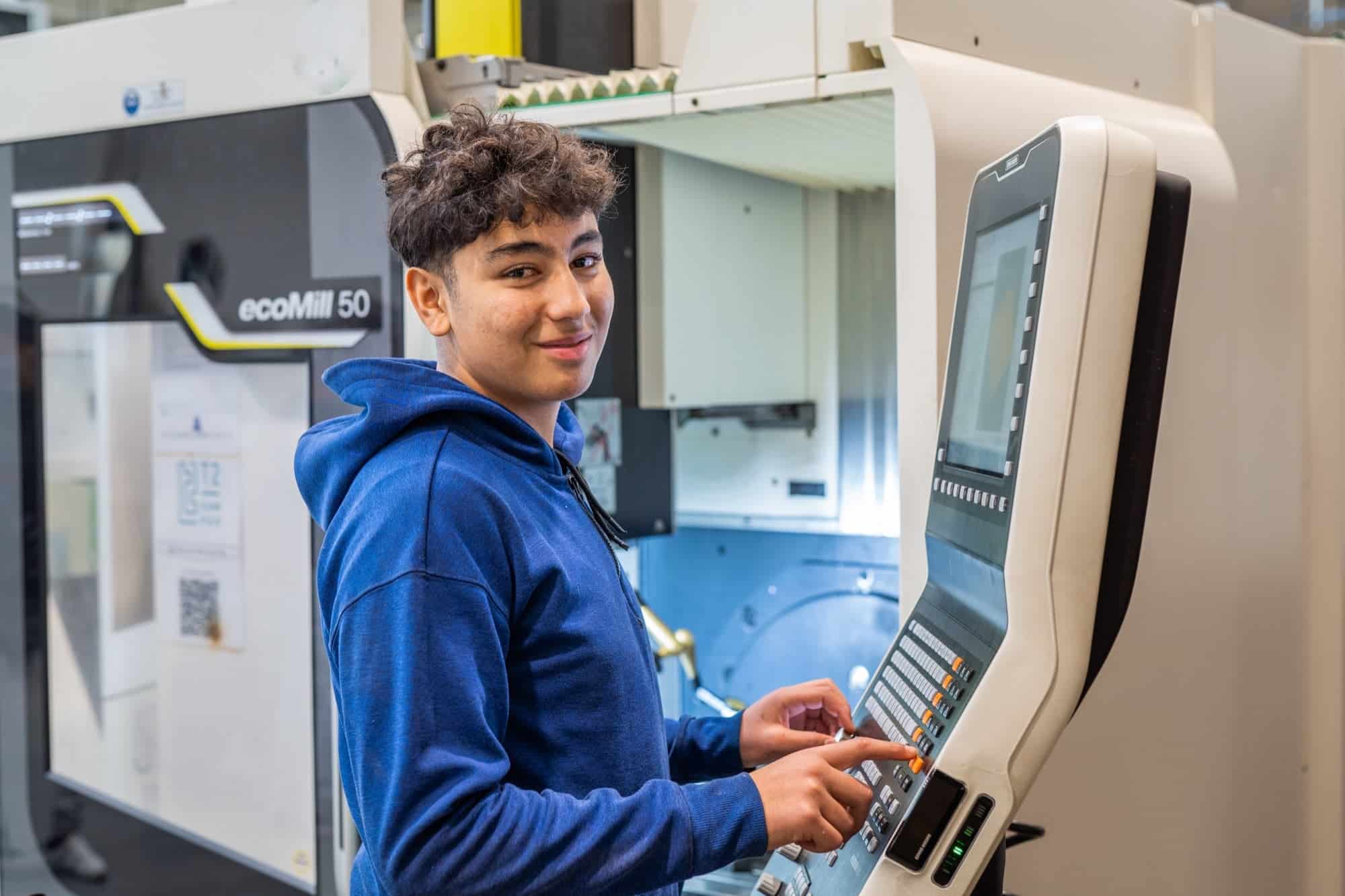 Student aan de slag in het Metal Lab van T2-campus