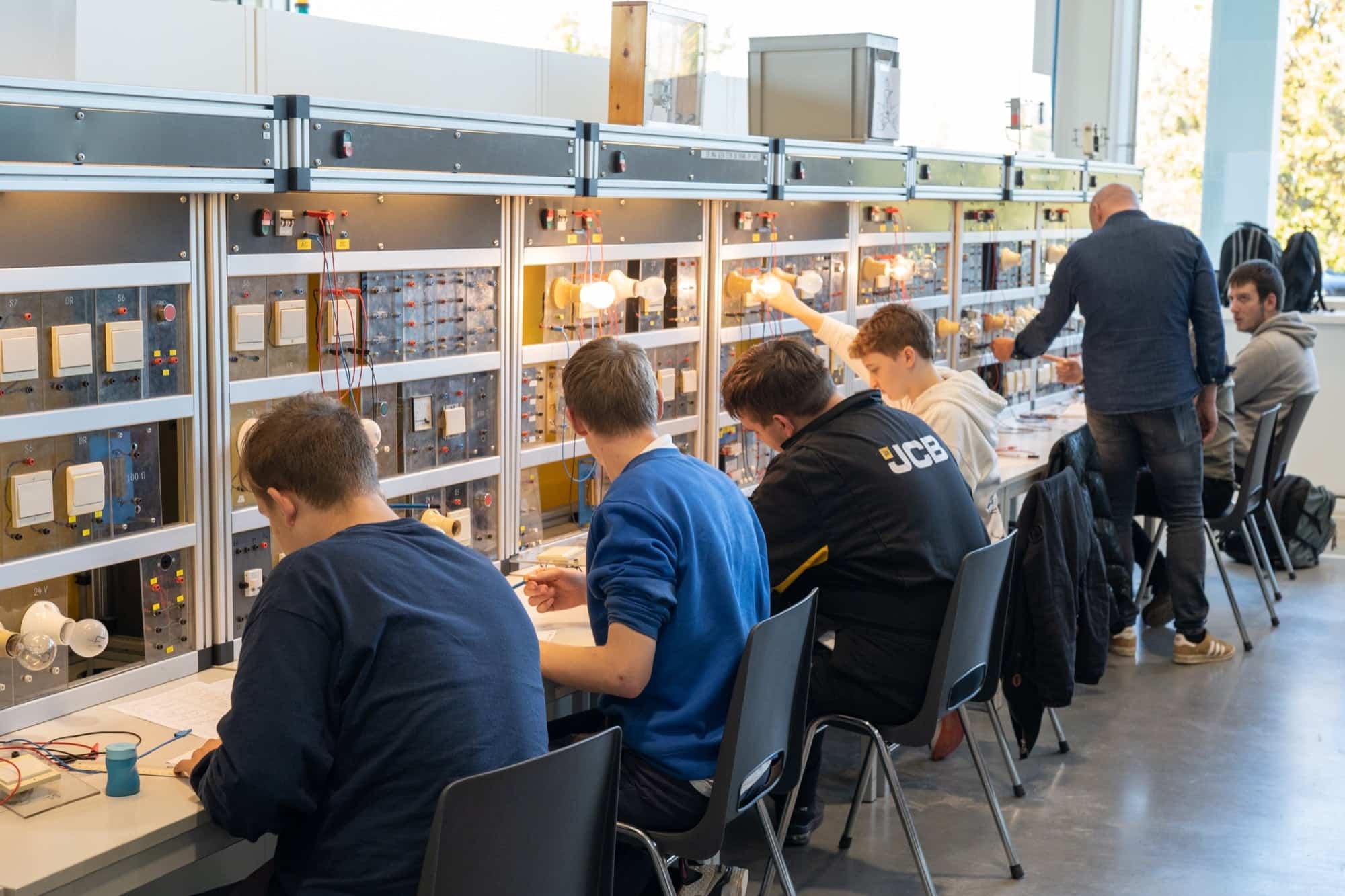studenten aan het werk in een van de labo's van T2-campus