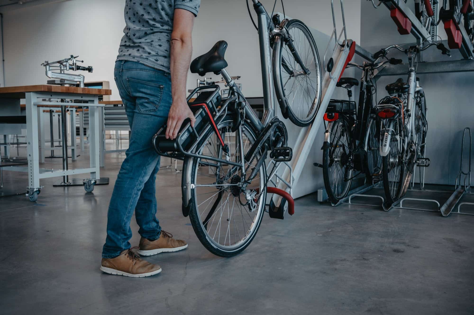 Het E-Mobility lab is dé plek voor opleidingen rond licht elektrische voertuigen (LEV) zoals e‑steps, e‑bikes, e‑scooters, cargofietsen en speedpedelecs.