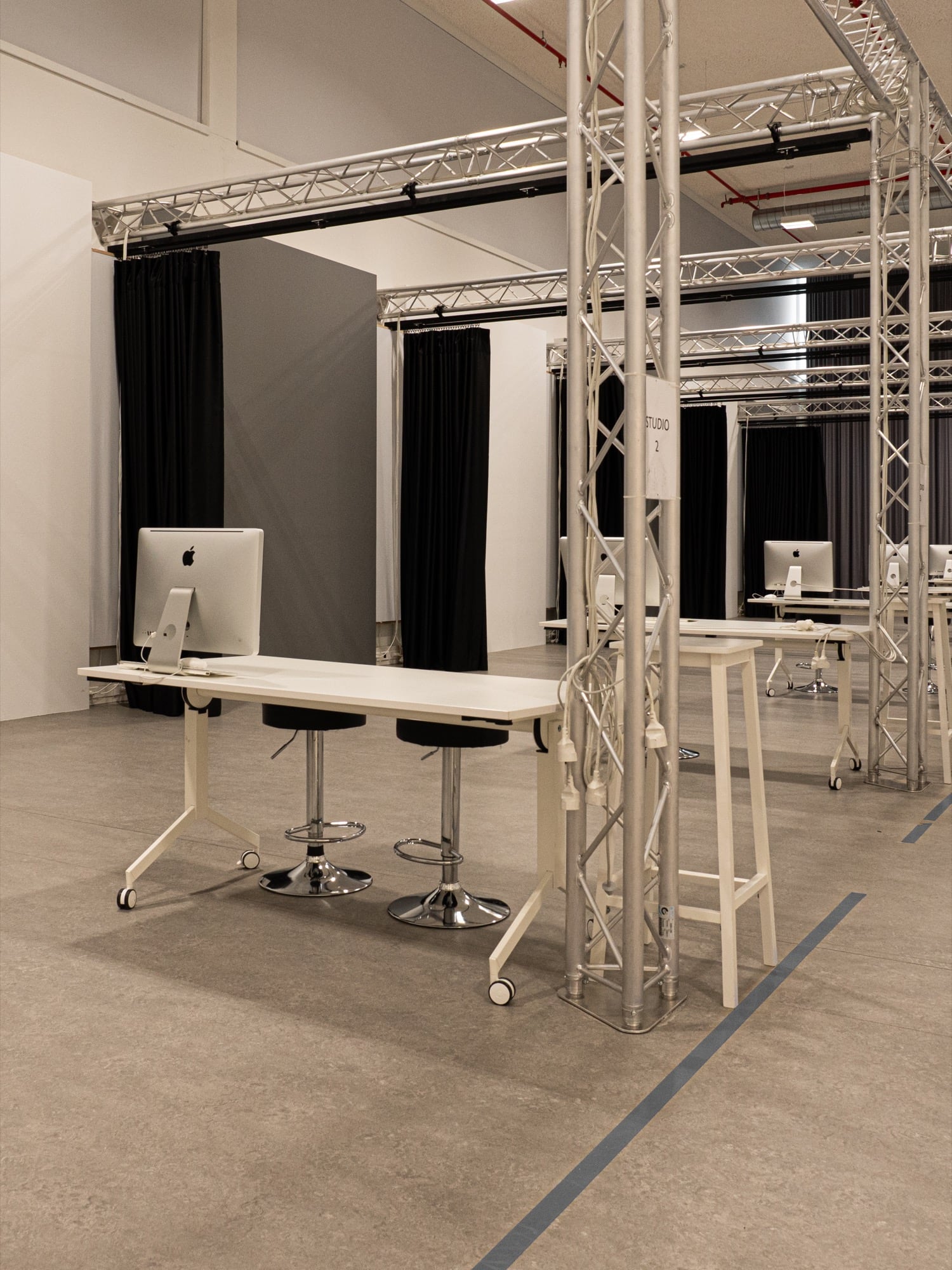 T2-campus beschikt in totaal over acht professionele fotostudio's met limbowand