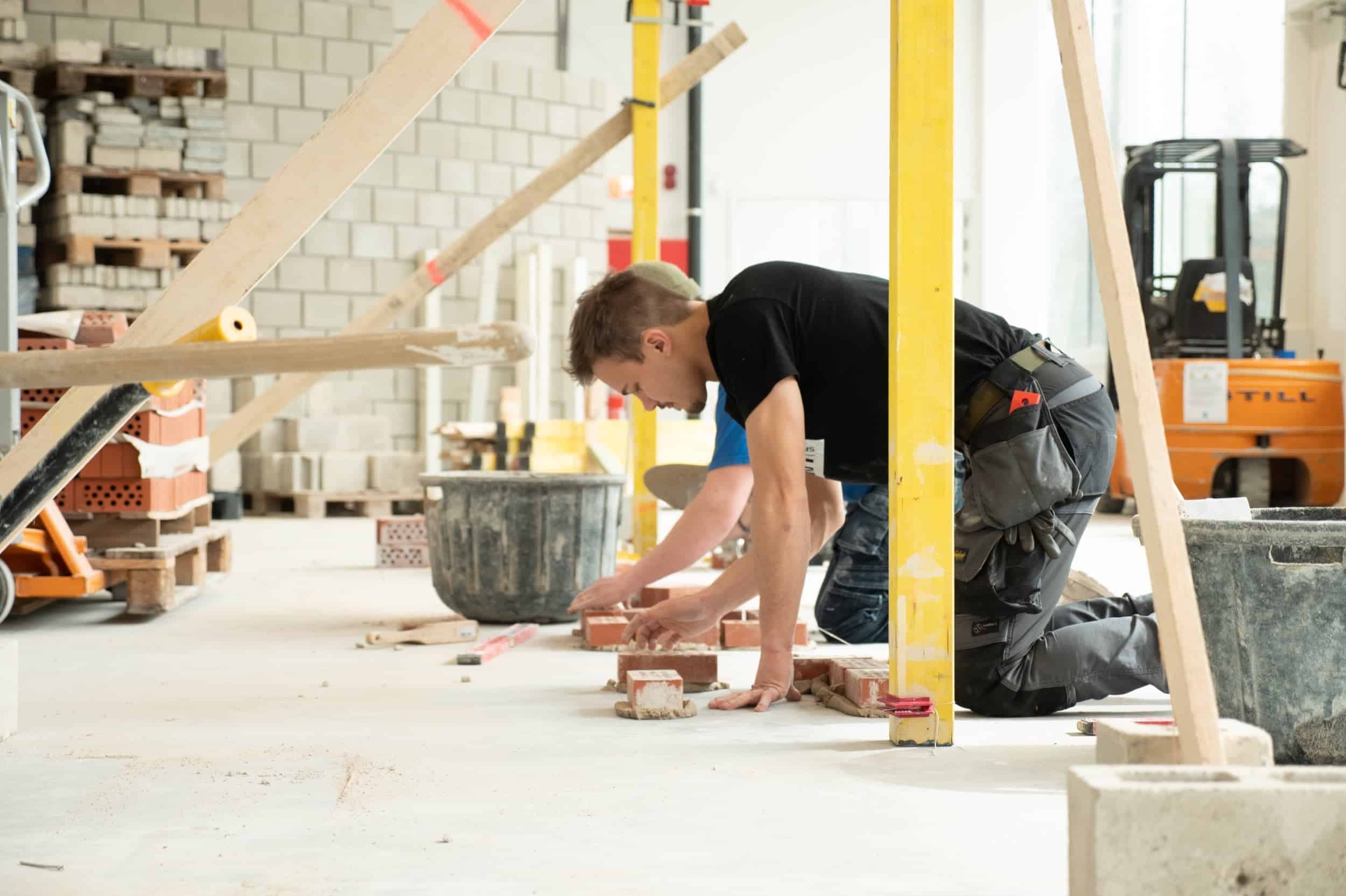 In ons bouwlab vind je uiteenlopende educatieve opstellingen om te leren werken in de bouw.