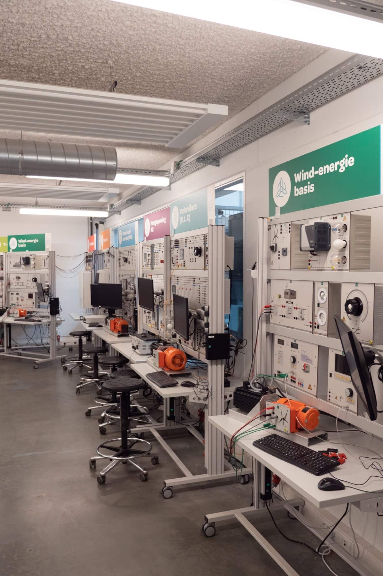 Overzicht van enkele van de 14 didactische panelen in het Smart Grid Lab