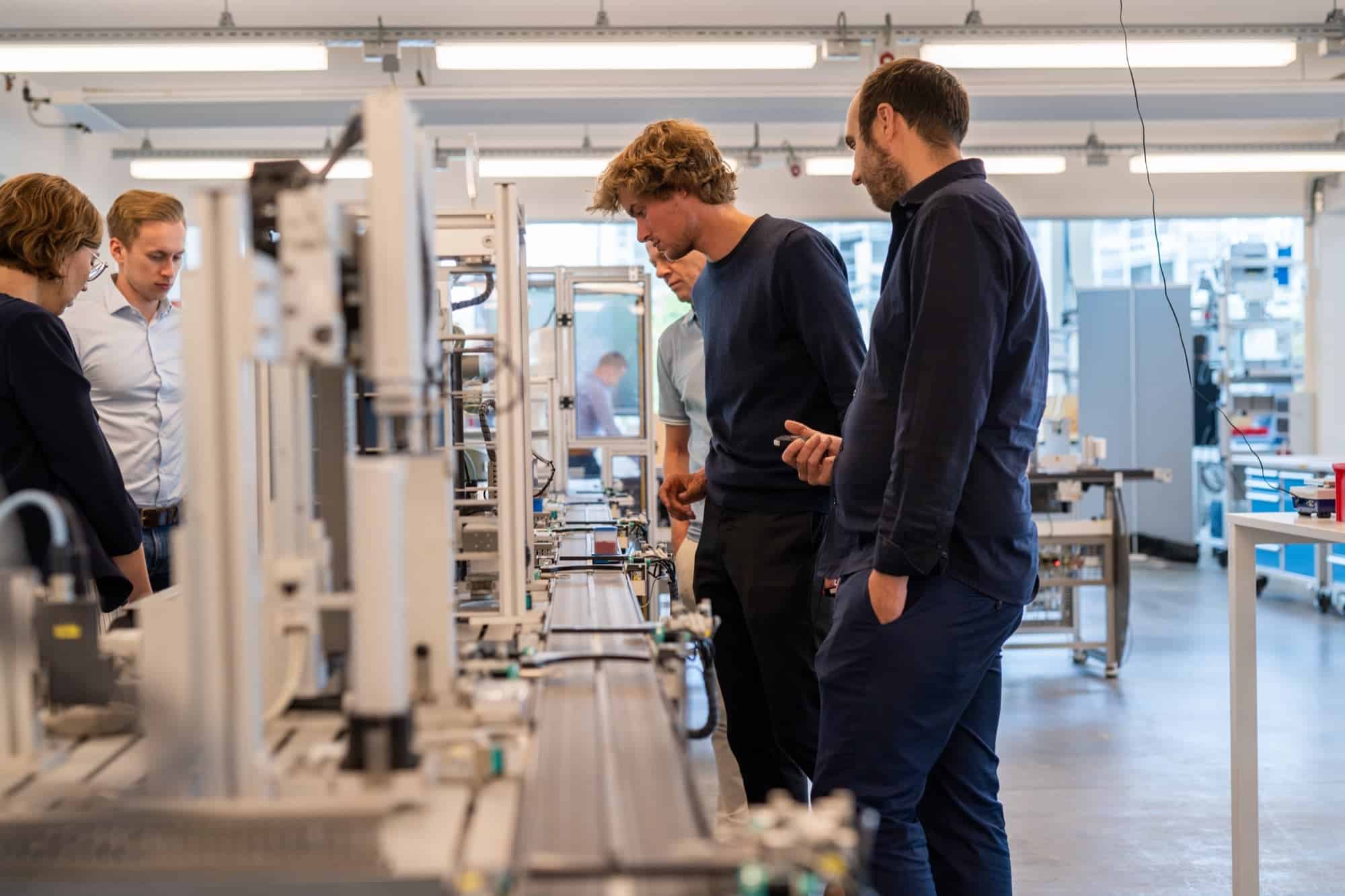 Studenten ontdekken het unieke SIF 400, de enige in Europa.