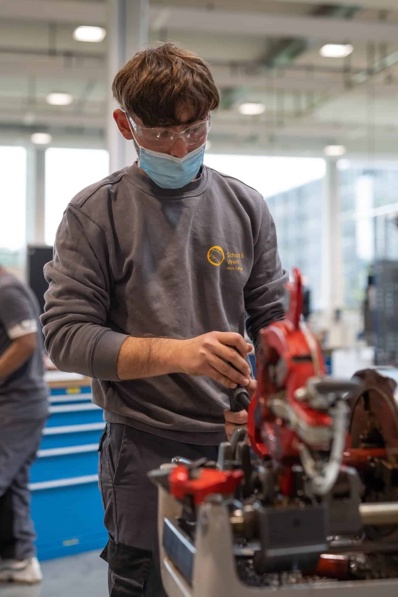 Student aan het werk in ons HVAC-lab
