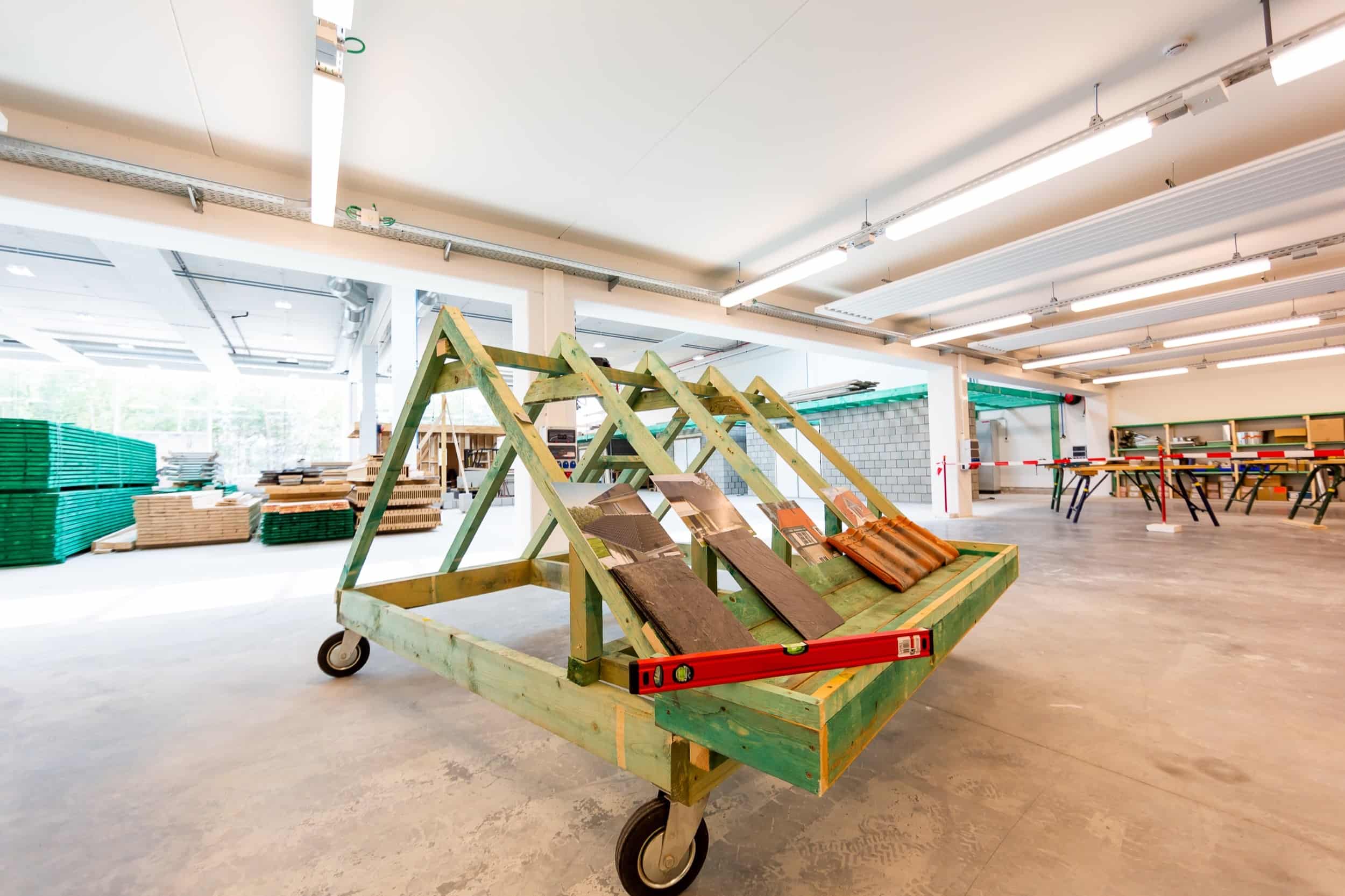 In ons bouwlab vind je uiteenlopende educatieve opstellingen om te leren werken in de bouw. Zoals hier, een voorbeeld van een dakskelet.